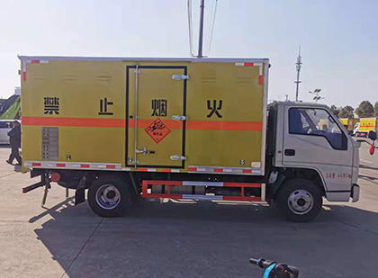 宝山爆破器材运输车工人安全操作规范与智能技术保障